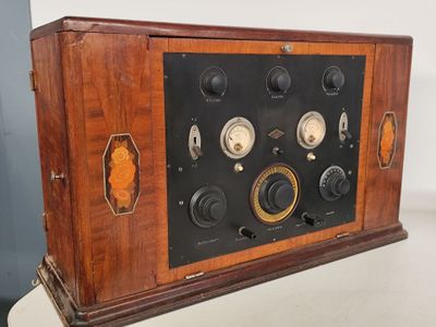 une radio à l'ancienne posée sur une table