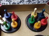 des jouets dans une boîte en carton posée sur une table près d'un mur