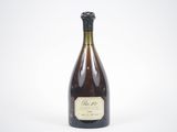une bouteille de vin posée sur une table blanche
