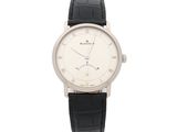une image d'un gros plan d'une montre-bracelet sur un fond blanc