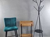 deux chaises et une table sur laquelle est posé un porte-manteau