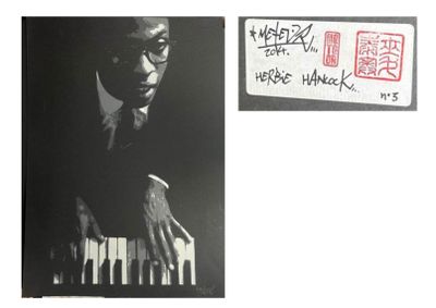 une photo en noir et blanc d'un homme jouant du piano