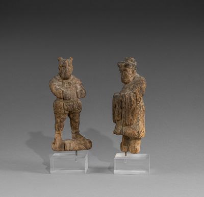 paire de personnages en bois sculpté représentant un homme et une femme