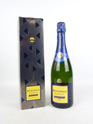 un gros plan sur une bouteille de champagne à côté d'une boîte