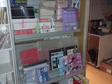 une étagère sur laquelle sont posés de nombreux types de papiers différents