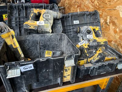 de nombreux outils posés ensemble sur une table