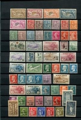 une photo d'une collection de timbres exposée sur un fond noir