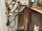 une machine qui se trouve dans un coin d'un bâtiment