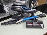 un aspirateur bleu et argent et un aspirateur bleu et noir