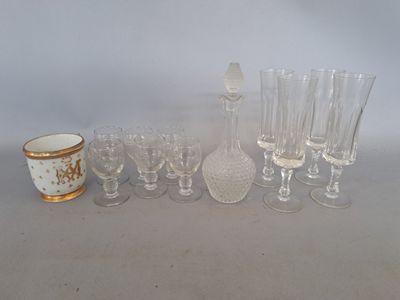 beaucoup de verres et une tasse sur la table