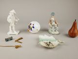 Plusieurs figurines de formes et de tailles variées sont exposées sur une table