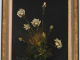 tableau représentant des fleurs blanches dans un cadre doré sur fond noir