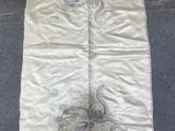 un grand morceau de tissu blanc orné d'un motif