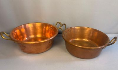 paire de casseroles et poêles anciennes en cuivre avec poignées
