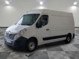 la photo d'une camionnette blanche garée dans une pièce