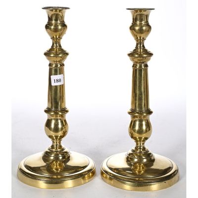 une paire de chandeliers en laiton sur fond blanc