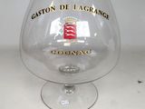 un verre contenant un phare rouge et blanc