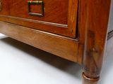 une commode en bois sur fond blanc