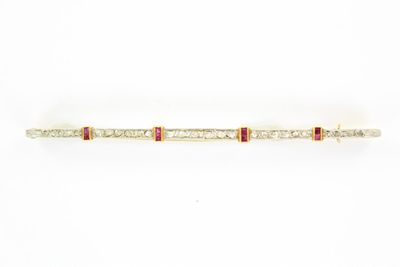 une paire de bracelets en rubis et diamants