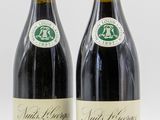 deux bouteilles de vin posées l'une à côté de l'autre sur une surface blanche