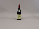 une bouteille de vin à côté d'un verre de vin