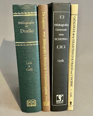 trois livres posés l'un à côté de l'autre sur une table