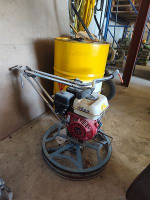 une machine posée sur le sol du garage