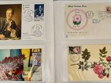 Quatre cartes postales de motifs différents sont posées sur une table