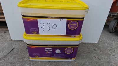 trois récipients en plastique sur lesquels est apposée une étiquette de prix
