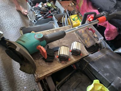 many tools that are sitting on a table