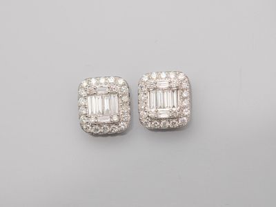 une paire de boucles d'oreilles en diamant
