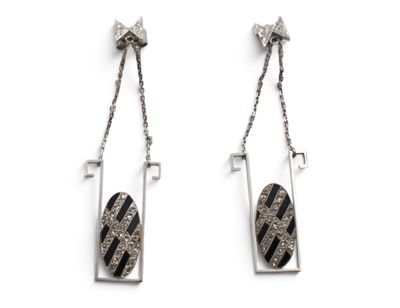 deux paires de boucles d'oreilles ornées de rayures noires et blanches