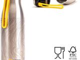 une gourde en acier inoxydable avec une poignée jaune à côté d'une autre gourde en acier inoxydable avec une poignée jaune