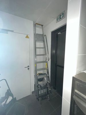 une échelle adossée au mur d'une pièce