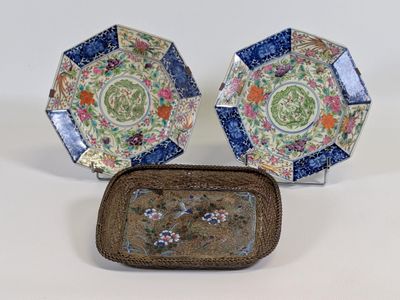 deux assiettes et un plateau sont posés sur une surface blanche