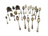 many spoons and spoon spoons are arranged in a circle