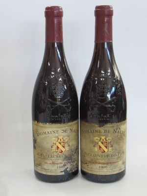 deux bouteilles de vin posées l'une à côté de l'autre sur une table