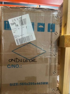 un carton posé sur une palette