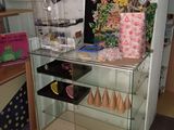 une vitrine en verre contenant des vases et d'autres objets