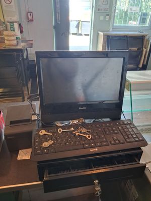 un ordinateur portable posé sur un bureau en verre