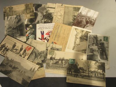 de nombreuses vieilles photos de personnes réunies autour d'une table