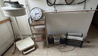 une photo d'une pièce avec plusieurs horloges accrochées au mur