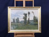 une peinture à l'huile représentant un paysage, posée sur un chevalet, avec un fond bleu