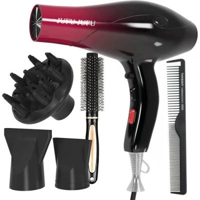 un sèche-cheveux, un peigne et d'autres accessoires pour les cheveux sur fond blanc