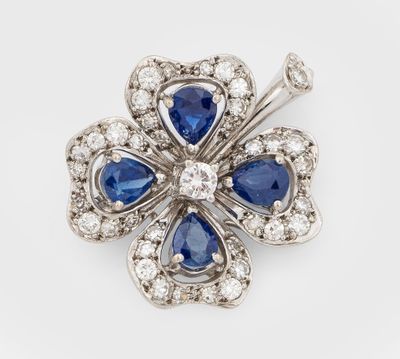 une broche en forme de fleur, sertie de saphirs et de diamants