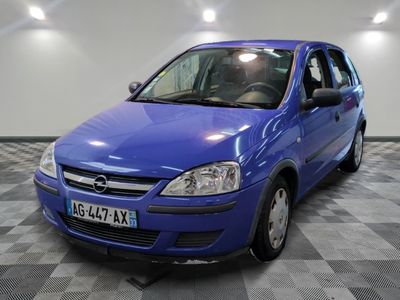 la photo d'une voiture bleue garée dans un garage