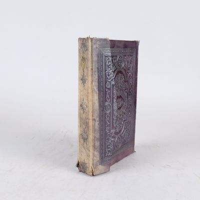 un vieux livre posé sur une table