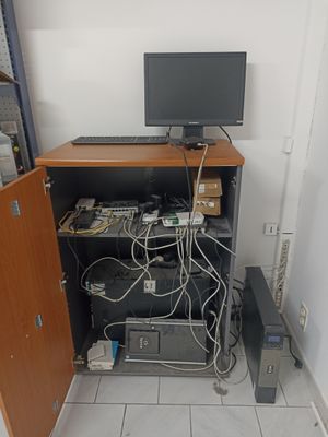 un bureau d'informatique équipé d'un écran, d'un clavier, d'une souris et d'autres équipements électroniques