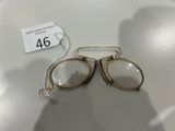 Deux paires de lunettes sont posées sur une table, avec une étiquette de prix
