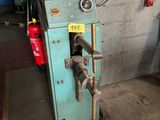 une machine bleue qui se trouve dans un garage